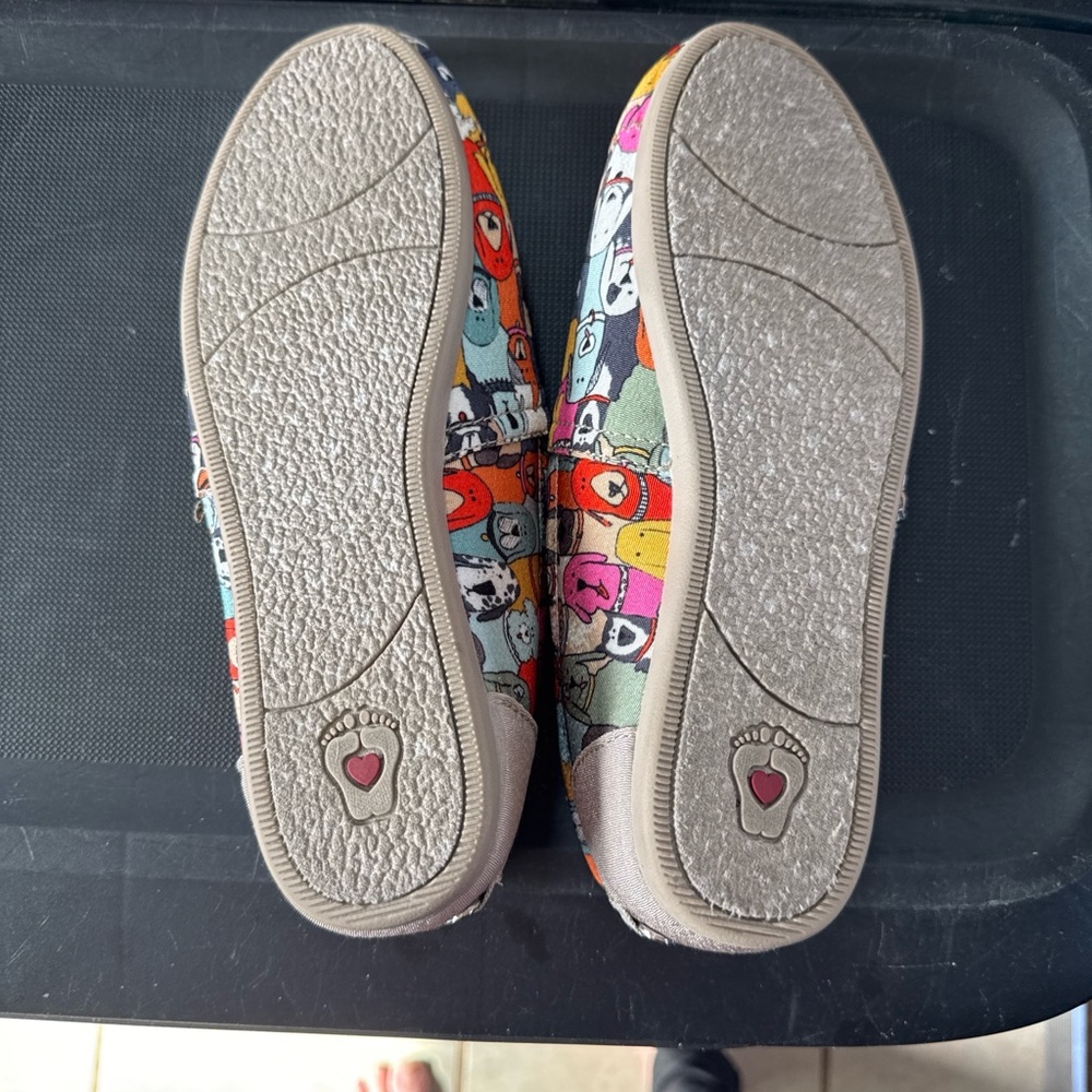 🐶 BOBS by Skechers Dog Print Memory Foam Slip Ons 8W Wide - Picture 4 of 5